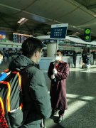  圖：工作人員引導(dǎo)返鄉(xiāng)學(xué)生辦理登記手續(xù)（攝影：任強(qiáng)） 同時(shí)
-深圳海派