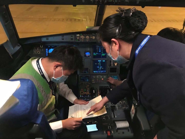  圖：與機組職員溝通 待各項預備事宜確定無誤后
-美國海派