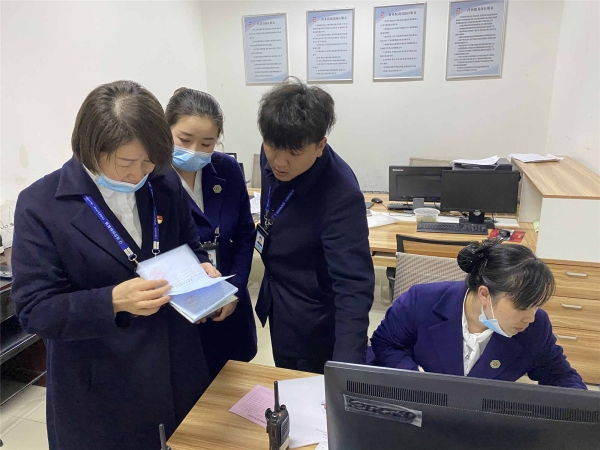  圖：與機組職員溝通 待各項預備事宜確定無誤后
-美國海派